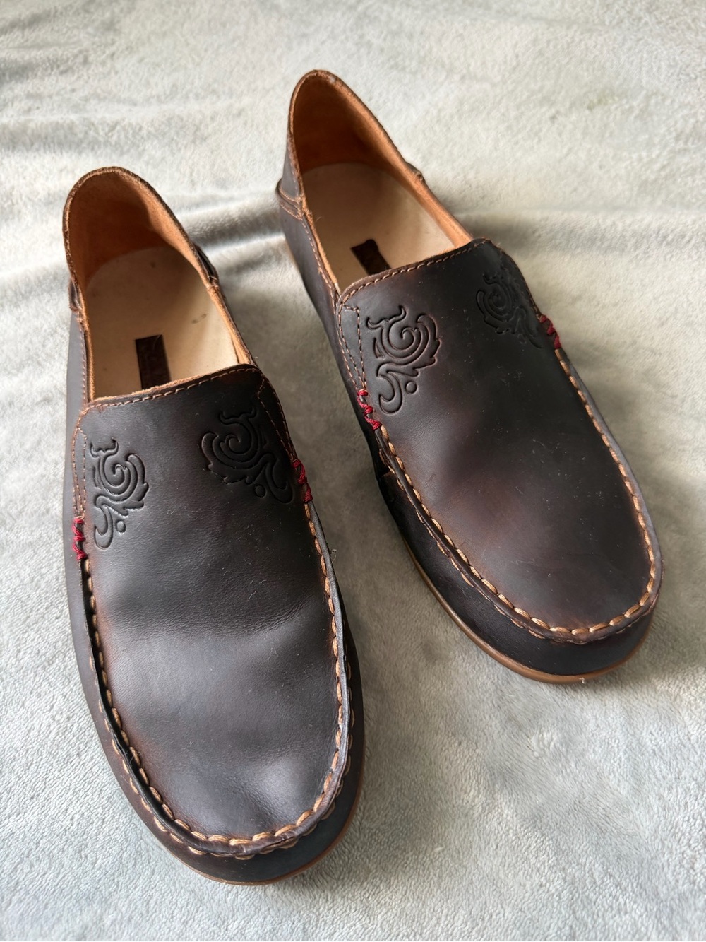 OluKai Nohea Nubuck dark brown leather loafer with floral etching women’s 9.5 - Picture 13 of 13